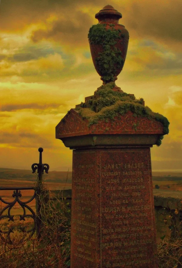 kilmuir graveyard_urn_33_02.webp