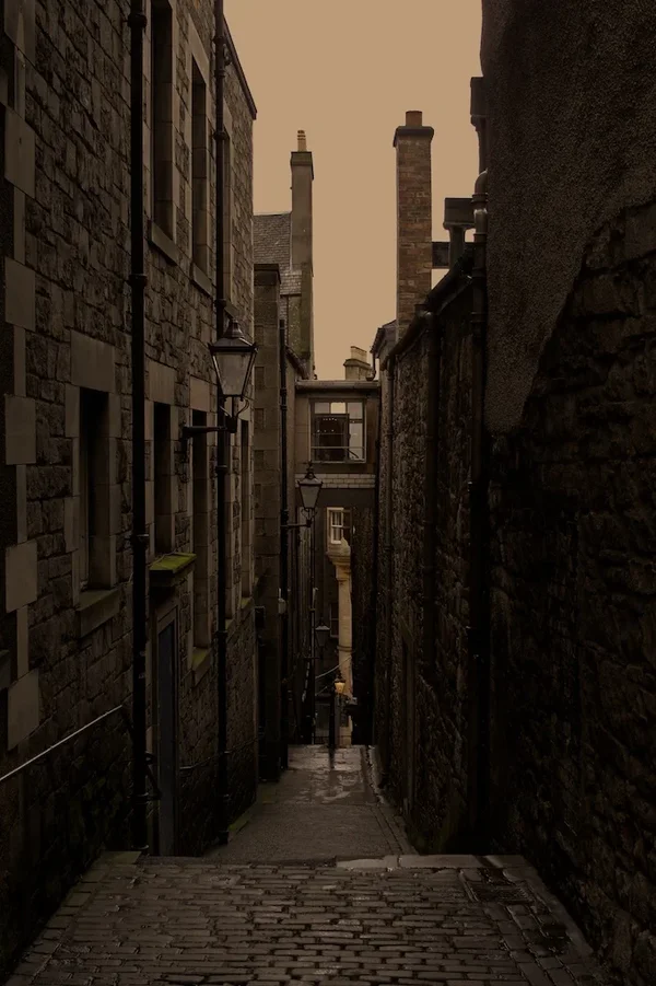 edinburgh alleyway.webp
