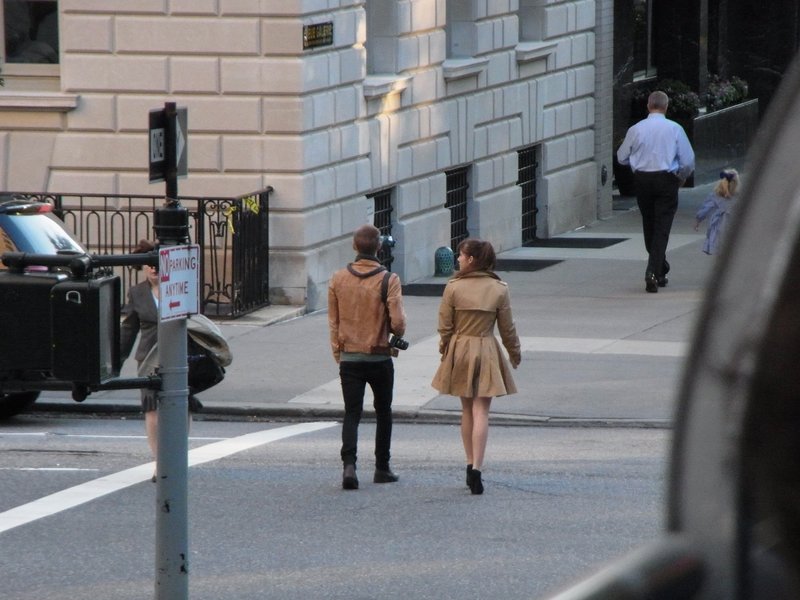 nyc_street_tourists_young_couple.jpg