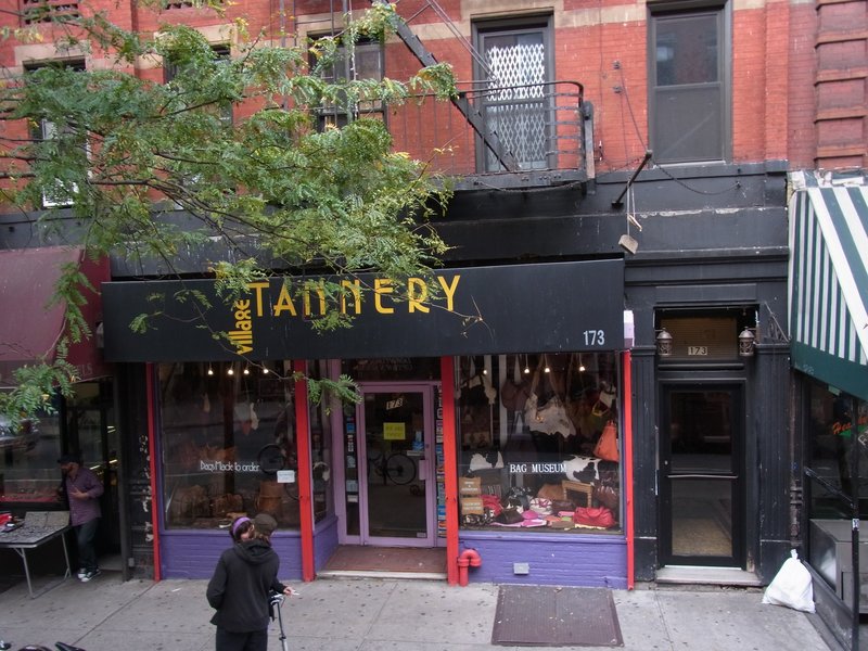 nyc_young_couple_kissing.jpg