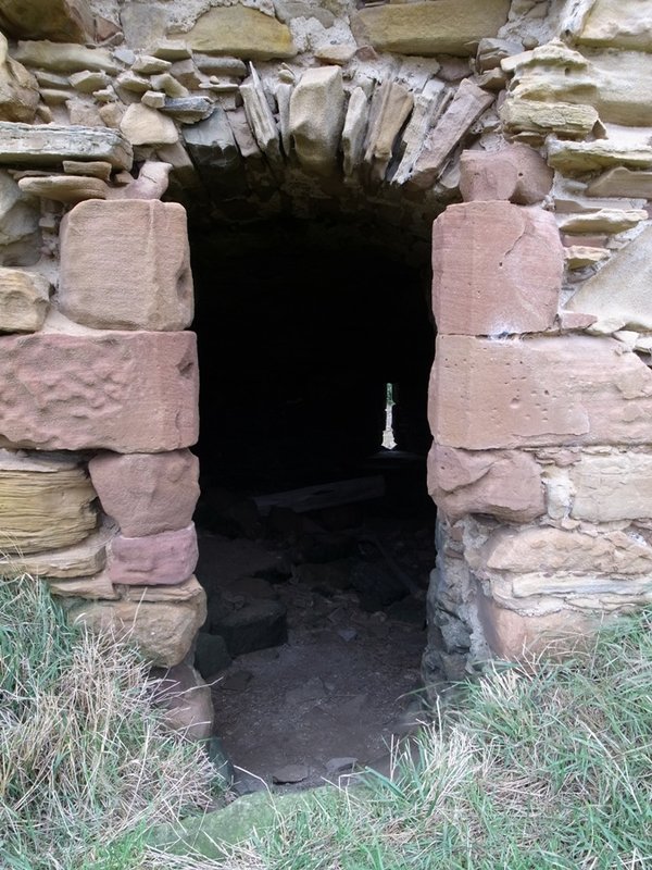 Castlecraig ruin main doorway.JPG