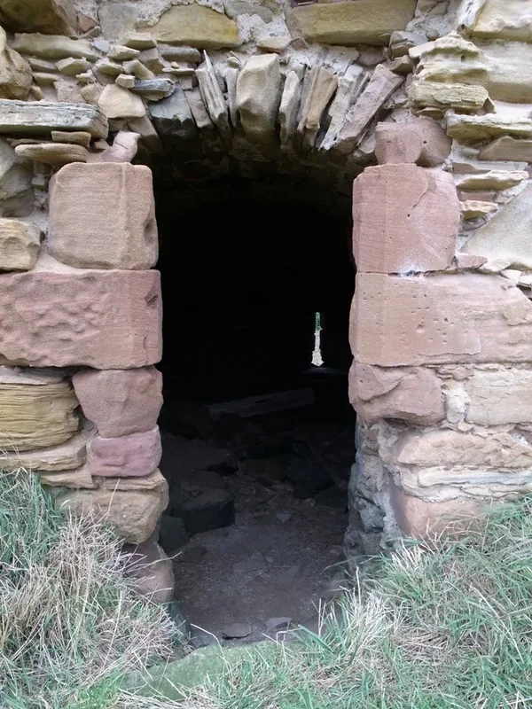 Castlecraig ruin main doorway.webp